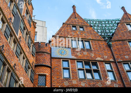 Le Glockenspiel Maison, édifice à Brême, Allemagne. 30 cloches de carillon de porcelaine de Meissen trois fois par jour Banque D'Images