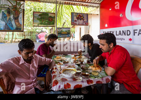 Kumarakom Backwaters du Kerala, en Inde - Juillet 2017 : Allappey ou Alappuzha dans le Kerala est connu pour péniche croisières le long de la Kerala backwaters rustique Banque D'Images