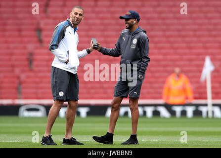 Leicester City's Islam Slimani (à gauche) et de Riyad Mahrez avant la Premier League match à l'Emirates Stadium, Londres. Banque D'Images
