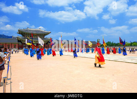 Séoul, Corée du Sud - le 28 juin : Soldat avec l'uniforme traditionnel de Joseon garde le Gyeongbokgung Palace le 28 juin 2015 à Séoul, Corée du Sud. Banque D'Images
