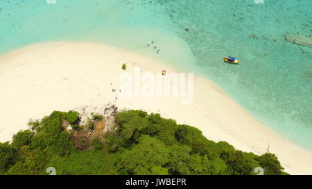 Maldivian île inhabitée avec plage de sable blanc, tandis qu'une famille faire un pique-nique dans les îles coralliennes beach Banque D'Images