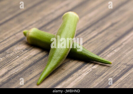 Gombo vert frais du jardin gousses Banque D'Images