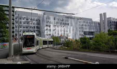 Graz, Autriche - 31 mai 2017 : un tramway moderne à l'Université de médecine à l'arrière-plan Banque D'Images