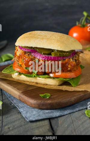 Sandwich de viande salés faits maison avec de la laitue et tomates Banque D'Images