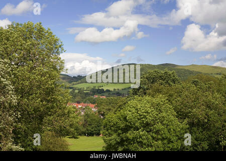 Vue sur Church Stretton et Helmeth Hill à partir de bois ancien presbytère, Shropshire Banque D'Images