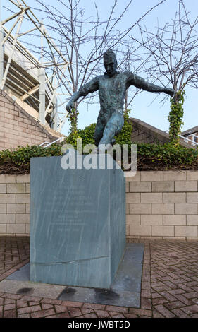 Statue de Jackie Milburn à l'extérieur du parc St James en Angleterre, célébrant sa contribution au club de football Newcastle United. Banque D'Images