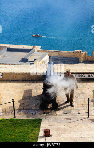 Le tir sur Noon Day Gun Grand Port de la batterie Salut, Floriana, Valletta, Malte Banque D'Images