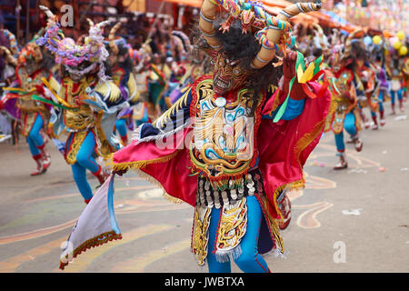 La Diabla masqué danseurs en costumes ornés défilent dans la ville minière d'Oruro sur l'Altiplano de Bolivie durant le carnaval annuel. Banque D'Images