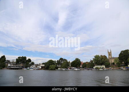 L'église St Mary à Hampton, vu à travers Tamise de East Molesey, Surrey, Angleterre, Grande-Bretagne, Royaume-Uni, UK, Europe Banque D'Images