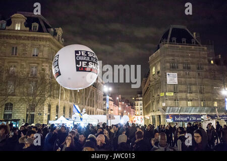 Je suis ballon charlie, juif, flic place de la République. hommage au victimes de meurtre Charlie Hebdo à Paris le 7 janvier 2015. Banque D'Images