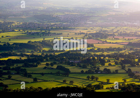 Une soirée d'été en face de la magnifique et pittoresque paysage de la vallée de Clwyd, vers la ville de Denbigh avec le parc national de Snowdonia dans le d Banque D'Images