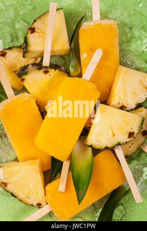 Sucettes glacées aux fruits congelées d'ananas Banque D'Images