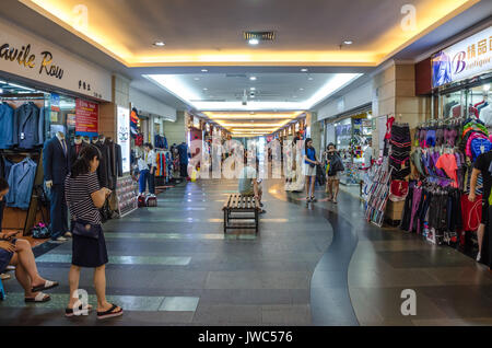Le faux marché à la station de métro et la technologie standards Sceince à Pudong, Shanghai, Chine. Banque D'Images
