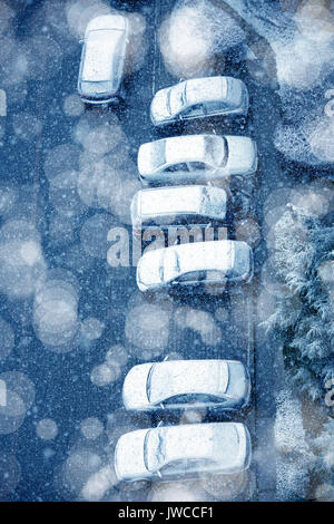 Une image de la neige a couvert des voitures en stationnement Banque D'Images
