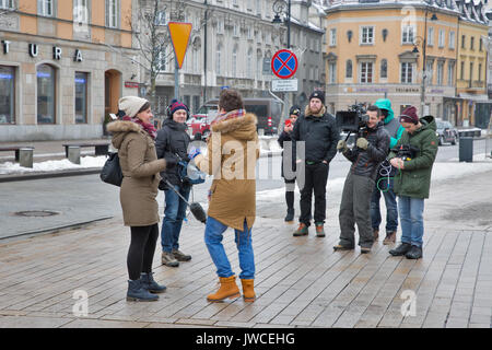 Varsovie, Pologne - 16 janvier 2017 : l'équipe de télévision interviews une célébrité inconnue sur la banlieue de Cracovie ou rue Krakowskie Przedmiescie en vieille ville. Varsovie Banque D'Images