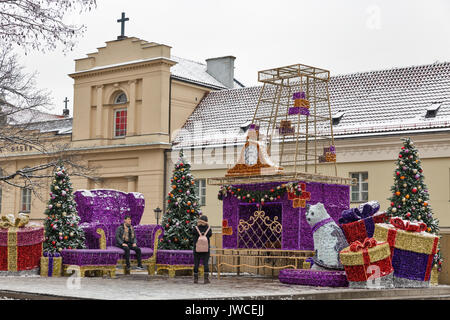 Varsovie, Pologne - 16 janvier 2017 : les touristes en provenance de l'Asie s'smart phone photo dans le fond de décor de décorations de vacances Krakow suburb street Banque D'Images