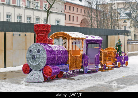 Varsovie, Pologne - 16 janvier 2017 : banlieue de Cracovie ou rue Krakowskie Przedmiescie en vieille ville. Varsovie est la capitale et grand Banque D'Images