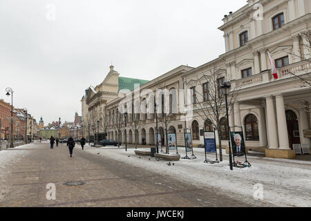 Varsovie, Pologne - 16 janvier 2017 : les personnes non reconnu à pied le long de Krakowskie Przedmiescie piétons rue Faubourg de Cracovie ou avec l'église Sainte Anne à Lo Banque D'Images