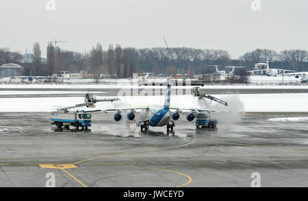 BORYSPIL, UKRAINE - février 08, 2015 : le traitement de dégivrage des aéronefs à aile Boryspil International Airport, l'aéroport le plus grand du pays, desservant plus de 8 Banque D'Images