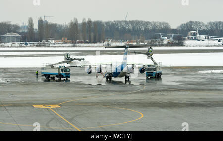 BORYSPIL, UKRAINE - février 08, 2015 : le traitement de dégivrage des aéronefs à aile Boryspil International Airport, l'aéroport le plus grand du pays, desservant plus de 8 Banque D'Images