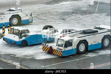 BORYSPIL, UKRAINE - février 08, 2015 : les camions garés dans l'aire de service d'hiver, l'Aéroport International Boryspil, le choix plus grand aéroport desservant ove Banque D'Images