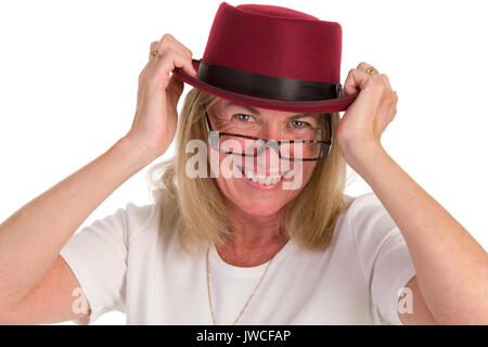 Belle femme d'âge moyen avec des lunettes et un chapeau Banque D'Images