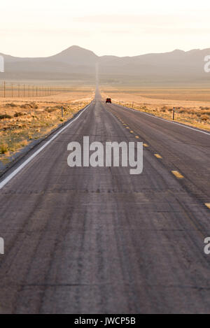 Voiture sur une route dans le désert du Nevada. Banque D'Images