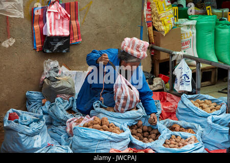 Cholita la vente de pommes de terre, El Alto, La Paz, Bolivie, Amérique du Sud Banque D'Images