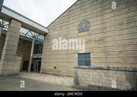 Entrée principale de Northampton Crown court avec écusson et lions à l'entrée murale Palais de justice devant panneaux de signalisation en métal Banque D'Images