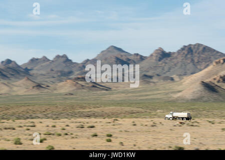 Chariot sur une route déserte dans le désert du Nevada. Banque D'Images