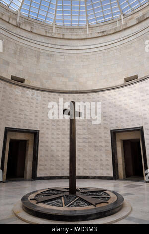 Croix centrale sous le toit avec noms des inhumés au monument aux morts pour les morts de la Première Guerre mondiale à Oslavia Italie Banque D'Images