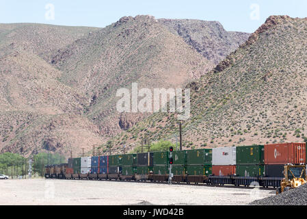 Les conteneurs intermodaux à double sur un train de marchandises à Caliente, NV. Banque D'Images