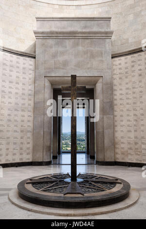 Croix centrale avec des noms de l'enterré et vue sur campagne italienne à travers la porte au WW1 monument à Oslavia Italie Banque D'Images