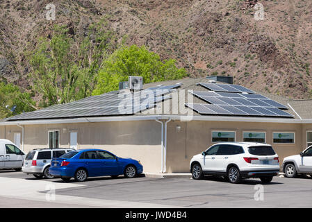 Des panneaux solaires sur une pharmacie à Caliente, NV. Banque D'Images