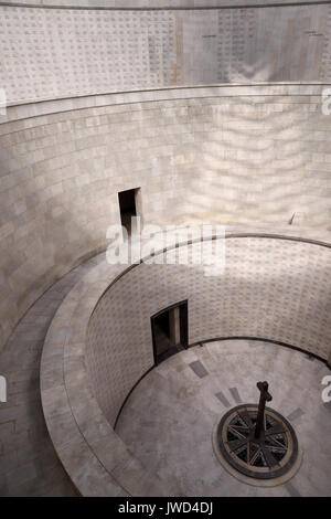 Tour centrale circulaire et croix niveaux de noms de l'enterré au monument commémoratif de la Première Guerre mondiale à Oslavia Italie Banque D'Images