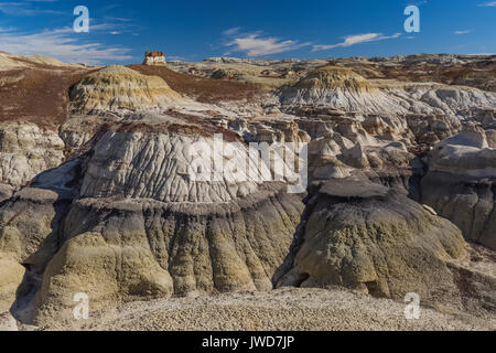 Paysage d'érosion avec des couches de lignite noir, rouge clinkers, cendrée et de l'argile dans la Bisti/De-Na-Zin désert près de Farmington, New Mexico, USA Banque D'Images