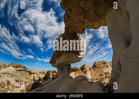 Bisti spectaculaire arc avec un ciel nuageux dans la Bisti/De-Na-Zin désert près de Farmington, New Mexico, USA Banque D'Images