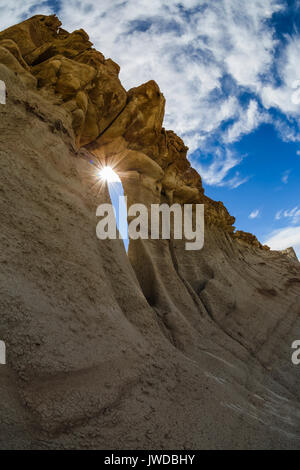 Bisti spectaculaire arc avec un ciel nuageux dans la Bisti/De-Na-Zin désert près de Farmington, New Mexico, USA Banque D'Images