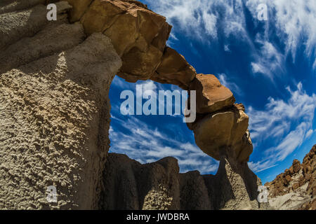 Bisti spectaculaire arc avec un ciel nuageux dans la Bisti/De-Na-Zin désert près de Farmington, New Mexico, USA Banque D'Images