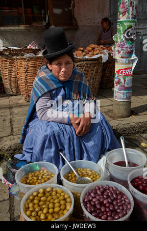 Cholita olives vente Business Park-Mercardo, disposant, Rodriguez, La Paz, Bolivie, Amérique du Sud Banque D'Images