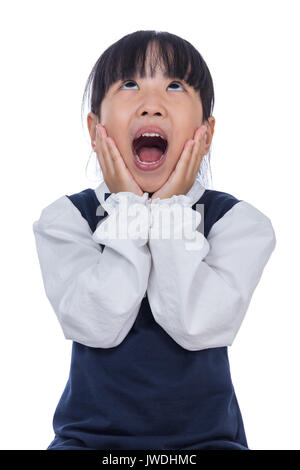 Petite fille asiatique chinois crier avec les mains sur son visage en isolé sur fond blanc Banque D'Images