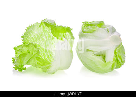 La laitue Iceberg vert isolé sur fond blanc Banque D'Images