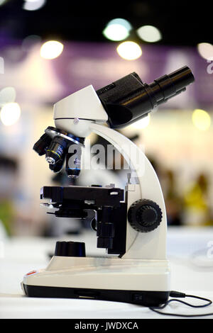 Matériel de laboratoire - Microscope optique.Microscope est utilisé pour mener des expériences de recherche, prévues, des démonstrations éducatives en médecine et d'h Banque D'Images