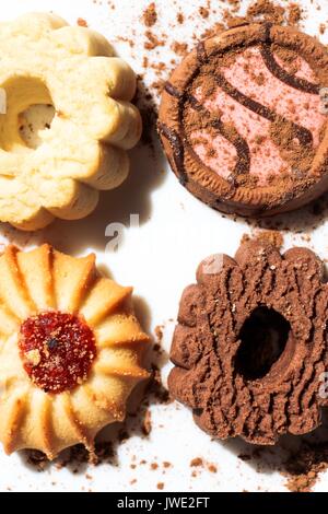 Un ensemble de différents cookies au chocolat, confiture et délicieux de remplissage confiture, saupoudré de cacao fraîchement moulu. Banque D'Images