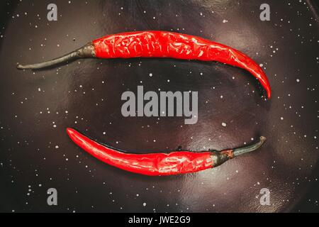 Très forte et Hot Chili Peppers sur le crampon pour la cuisson. Les poivrons rouges dans le beurre, prêt pour la cuisson. Pour les fans de la nourriture épicée. Banque D'Images