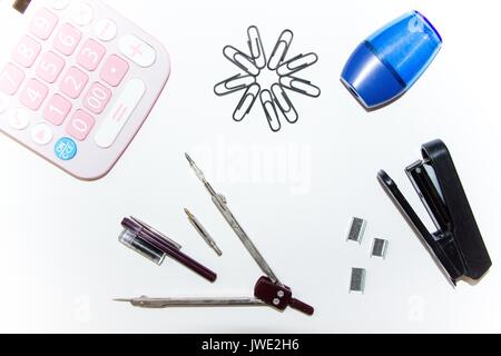 Accessoires pour le processus d'apprentissage-calculatrices, clips, compas et accessoires pour la boussole, agrafeuse, agrafes, taille-crayon. Banque D'Images