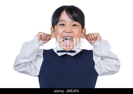 Petite fille asiatique chinois tirant les oreilles et en faisant une grimace en isolé sur fond blanc Banque D'Images