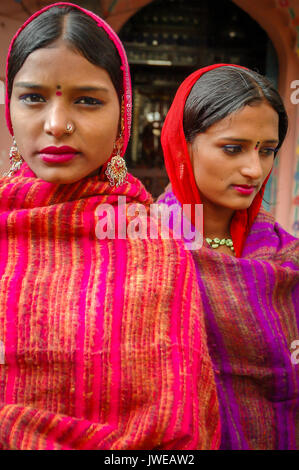 Deux jeunes femmes Hindu dawn costumes traditionnels Banque D'Images