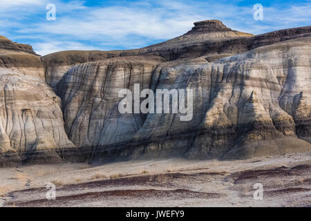 Paysage d'érosion en couches dans la Bisti/De-Na-Zin désert près de Farmington, New Mexico, USA Banque D'Images