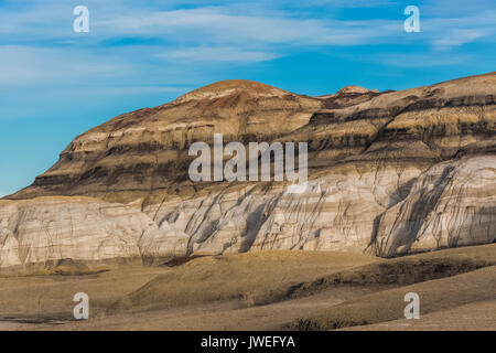 Paysage d'érosion en couches dans la Bisti/De-Na-Zin désert près de Farmington, New Mexico, USA Banque D'Images